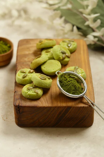 Biscoitos Verdes Com Chá Matcha Uma Placa Madeira — Fotografia de Stock