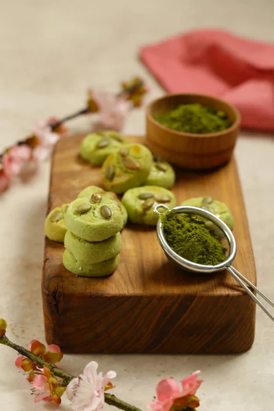 Biscoitos Verdes Com Chá Matcha Uma Placa Madeira — Fotografia de Stock