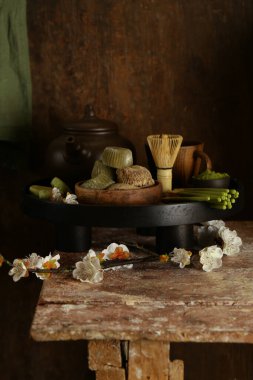 Japon tatlısı ve kiraz çayı.