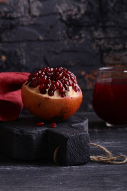 taze organik nar suyu.