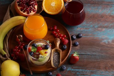 Sağlıklı Bir Kahvaltı İçin Çerez ve Meyveli Puding