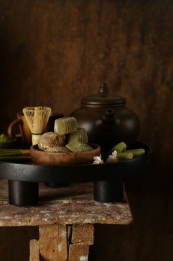 Japon tatlısı ve kiraz çayı.