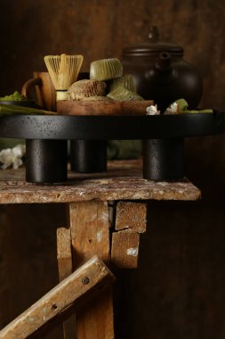 Japon tatlısı ve kiraz çayı.