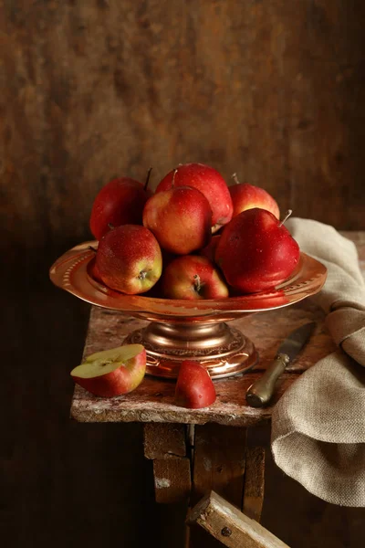 Стиглі Червоні Органічні Яблука Дерев Яному Столі — стокове фото