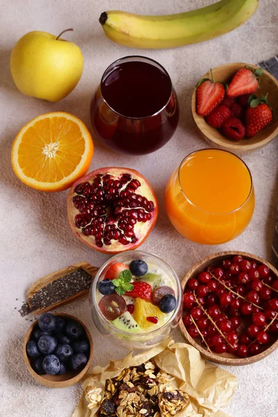 Establecer Desayuno Saludable Con Bayas Frutas Pudín Chía Granola Fotos de stock libres de derechos