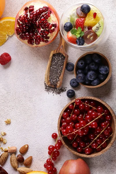 Establecer Desayuno Saludable Con Bayas Frutas Pudín Chía Granola Imagen de archivo