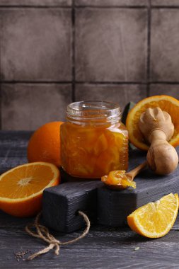 Kavanozda taze organik portakal reçeli