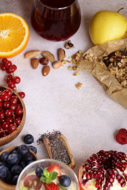 Sağlıklı kahvaltıyı böğürtlen, meyve, chia pudingi ve granola ile hazırla.