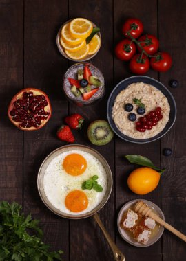 Kahvaltı lapası, kızarmış yumurta, chia pudingi.