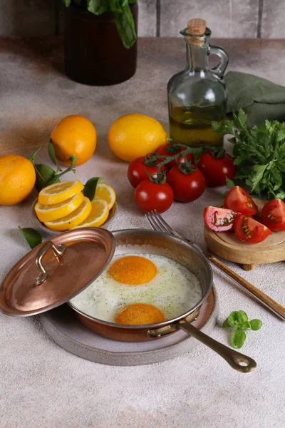 Ovos Fritos Com Legumes Para Café Manhã Saudável — Fotografia de Stock