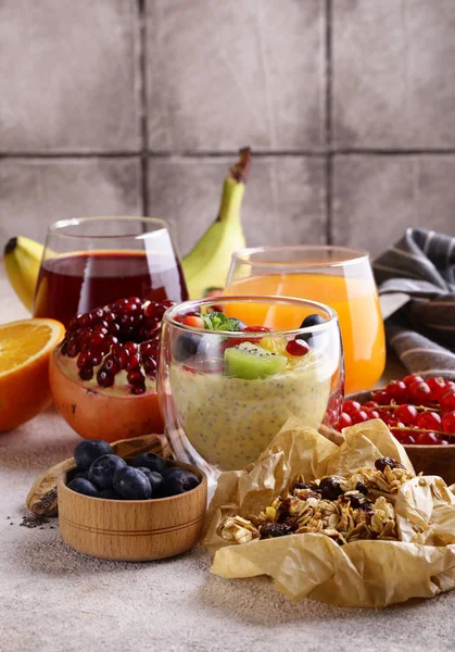 Set Colazione Sana Con Frutti Bosco Frutta Pudding Chia Muesli Foto Stock