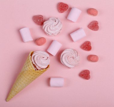 Waffle külahında pembe şekerlemeler