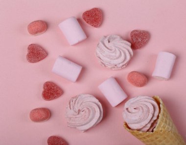 Waffle külahında pembe şekerlemeler