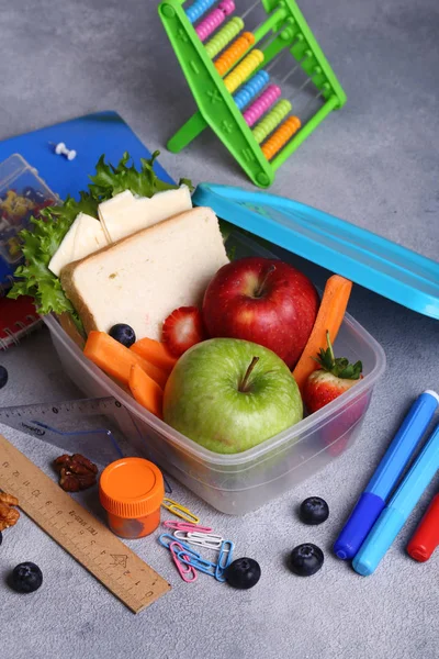 Skolematrise Med Eple Sandwich – stockfoto