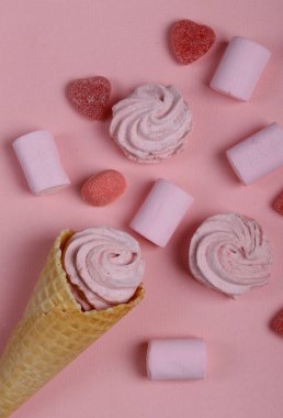 Waffle külahında pembe şekerlemeler