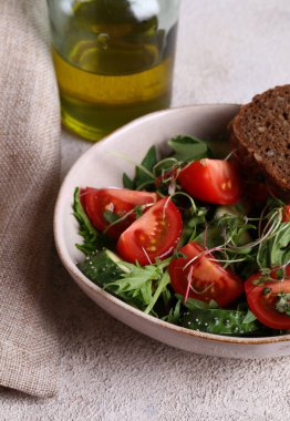 Domates ve salatalıklı yeşil salata karışımı.