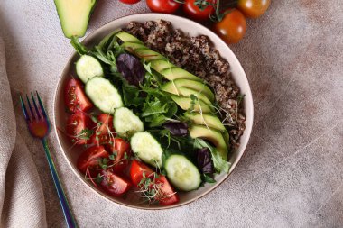 Domates ve salatalıklı yeşil salata karışımı.