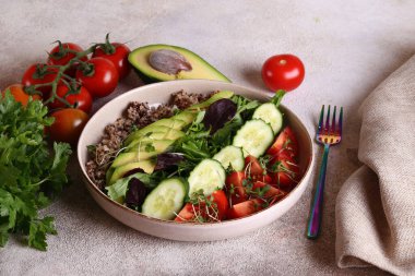 Domates ve salatalıklı yeşil salata karışımı.
