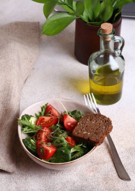 Domates ve salatalıklı yeşil salata karışımı.