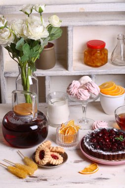 Marşmelov ve tart ile çay partisi tatlı masası