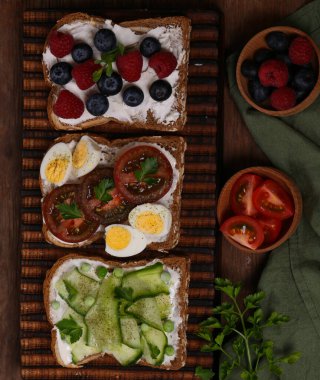 Tahtada sağlıklı beslenmek için çeşitli sandviçler.