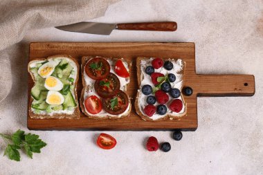 Tahtada sağlıklı beslenmek için çeşitli sandviçler.