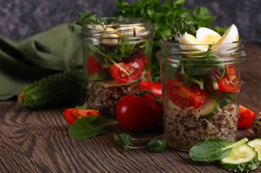 Bıldırcın yumurtalı ve otlu kinoa salatası.
