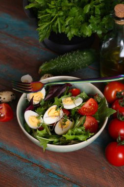 Bıldırcın yumurtalı ve otlu kinoa salatası.