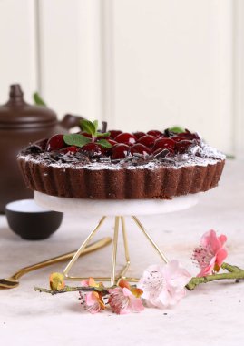 Tatlı olarak çilekli kek turtası.