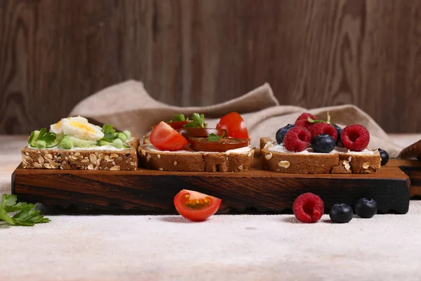 Berbagai Roti Lapis Untuk Makanan Sehat Papan Kayu — Stok Foto