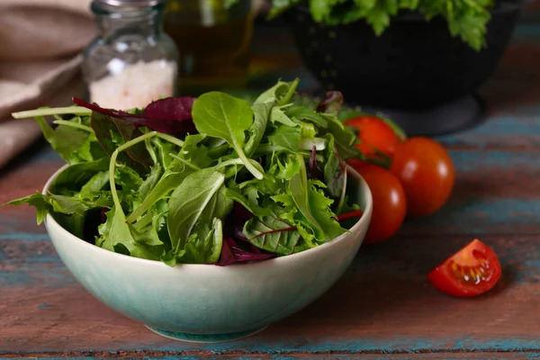 Grön Salladsblandning Skål Träbord — Stockfoto