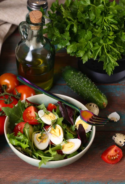 Ensalada Quinua Con Huevos Codorniz Hierbas —  Fotos de Stock