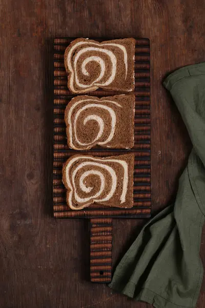 全麦黑麦片面包放在木板上 — 图库照片
