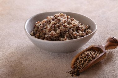 Bir kasede kaynamış taze kinoa.