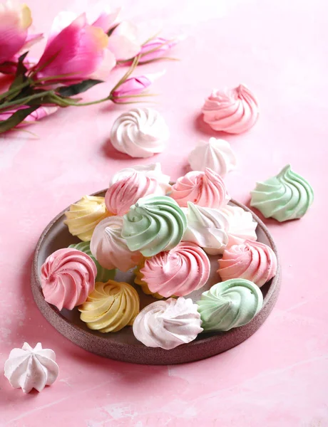 Bunte Baiser Kekse Auf Rosa Hintergrund — Stockfoto