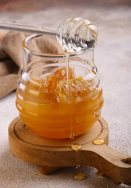ガラス瓶の中の天然の有機蜂蜜は — ストック写真