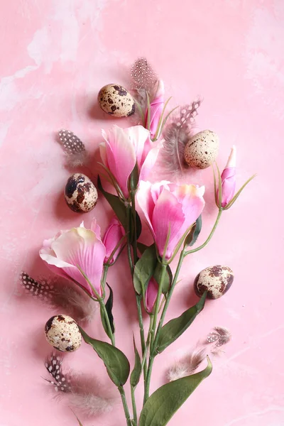 Πάσχα Νεκρές Φύσεις Λουλούδια Και Αυγά Ροζ Φόντο — Φωτογραφία Αρχείου