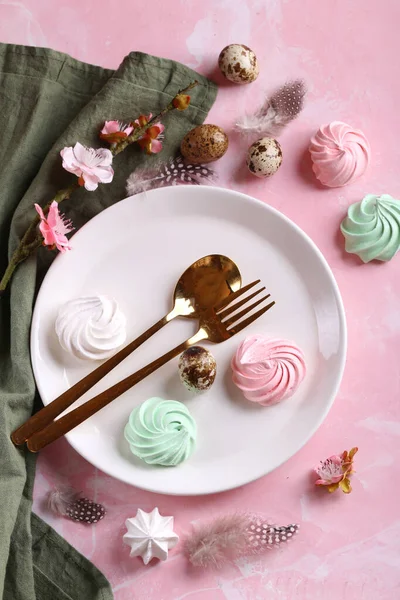 Osterstillleben Tisch Mit Blumen Und Eiern Auf Rosa Hintergrund — Stockfoto