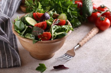 Domates ve salatalıklı yeşil salata karışımı.