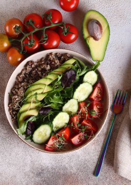 Domates ve salatalıklı yeşil salata karışımı.