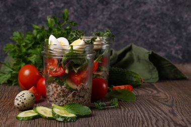 Bıldırcın yumurtalı ve otlu kinoa salatası.