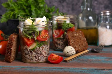 Bıldırcın yumurtalı ve otlu kinoa salatası.