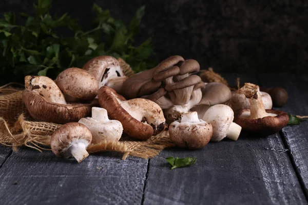 Cogumelos Orgânicos Naturais Para Comida Vegetariana — Fotografia de Stock
