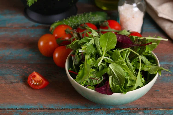 Mélange Salade Verte Dans Bol Sur Une Table Bois — Photo