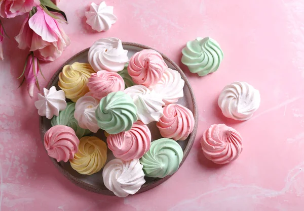 Färgglada Maräng Cookies Rosa Bakgrund — Stockfoto