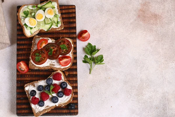 Vários Sanduíches Uma Dieta Uma Tábua Madeira — Fotografia de Stock