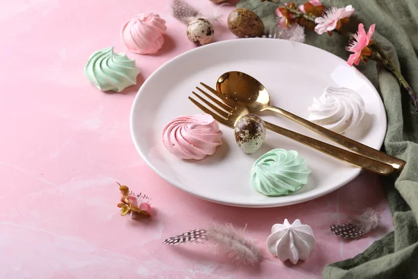 Pasen Stilleven Tafel Zetten Bloemen Eieren Een Roze Achtergrond — Stockfoto