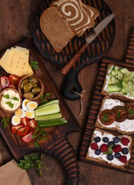 Tahtada çeşitli antipastiler var.