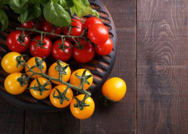 Tahta masada taze organik kiraz domatesleri