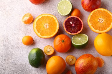 Tahta bir tabakta doğal organik narenciye.